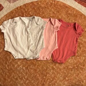 ⚫️ First Impressions | Bundle of 4 *Super Soft* Onesies Newborn